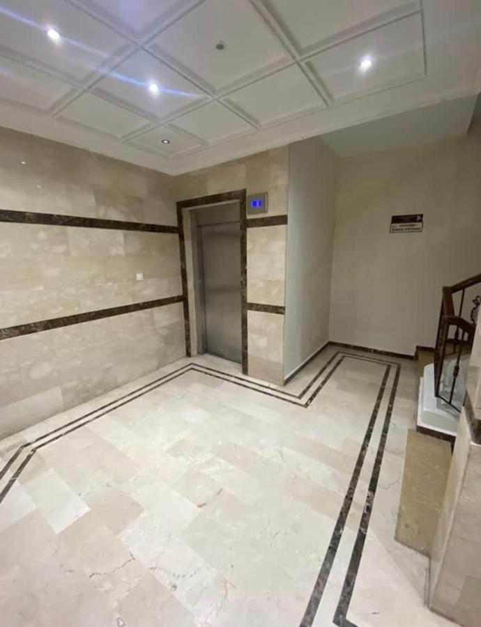 Appartement Elegant Et Climatise Au Centre Avec Terrasse - Proche Plage Et Attractions ! 탕헤르 외부 사진